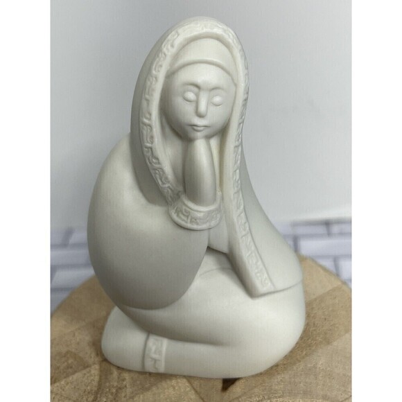Porcelain Virgin Mary Mother Of Jesus Praying 4.5” Tall Signed - Picture 10 of 16